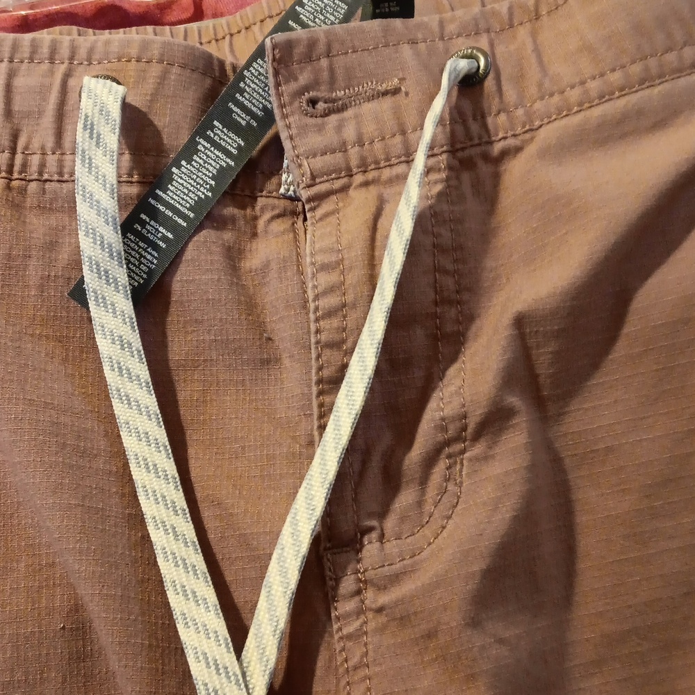 Vuori Cotton Joggers. The Rise. The Shine. Athleisure. - Picture 11 of 12